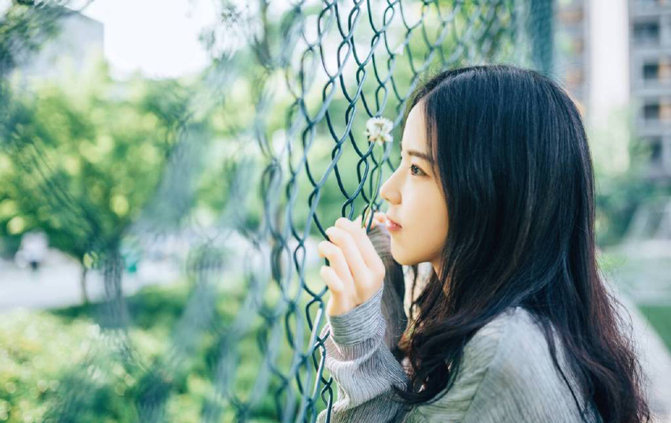 围在城里的人想逃出来，站在城外的人想冲进去，婚姻也罢事业也罢，人生的欲望大都如此。
